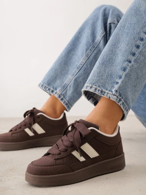 Brązowe Sneakersy Casual z Ozdobnymi Przeszyciami i Paskami z Boku Ariesera