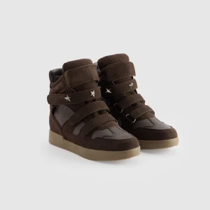 Brązowe sneakersy na koturnie z metalowymi gwiazdami House