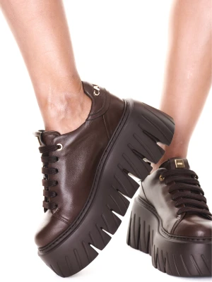 Brązowe sneakersy na platformie CARINII B10076-T82-000-000-G75