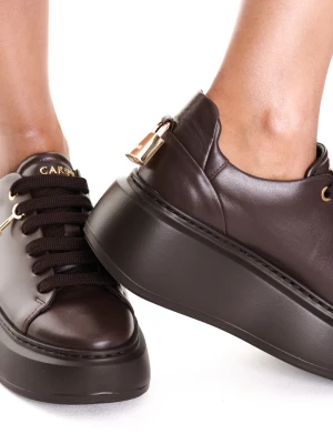 Brązowe sneakersy na platformie CARINII B9580-T82-000-000-F69