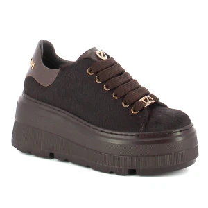 Brązowe sneakersy z naturalnym włosiem CARINII B10464-T86-000-000-G36