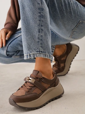 Brązowe Sneakersy ze Skóry Naturalnej na Platformie Zdobione Metalowym Zapięciem Jeannine Goodin