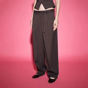 Brązowe spodnie baggy tailoring z paskiem House