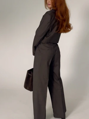Brązowe spodnie damskie z kantem w 100% z wełny - Caffe LAÏF