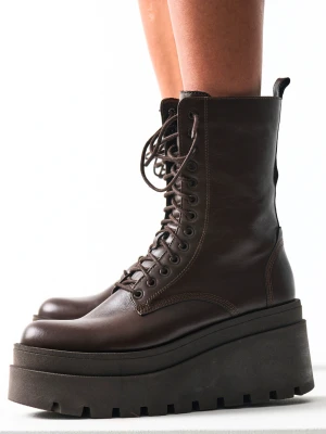 Brazowe trzewiki na koturnie CARINII B7585-T82-000-000-E67