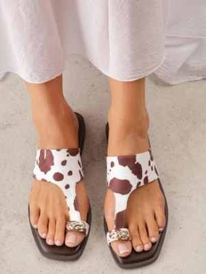 Brązowe w krowie łaty Klapki VICES z Paskiem na Duży Palec i Ozdobą z Metalicznym Akcentem Creppela