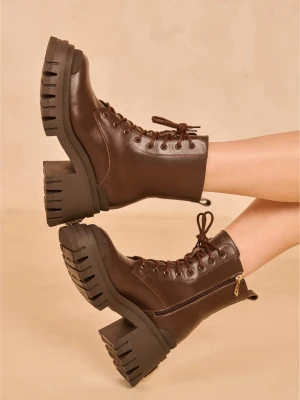 Brązowe workery na obcasie CARINII B9778-T82-000-000-F48