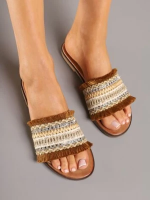 Brązowo-Beżowe Klapki Ozdobione Plecioną Cholewką Cyrkoniami i Frędzlami Harisse givana