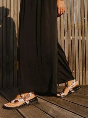 Brązowo-Białe Sandały Japonki we Wzór w Łaty z Asymetrycznym Paskiem Realova c'm paris