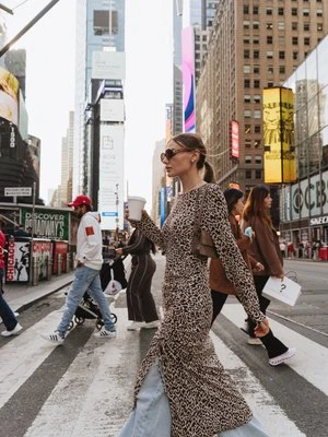 Brązowo-kremowa wiskozowa sukienka maxi ze wzorem – Designer Choice Olsen