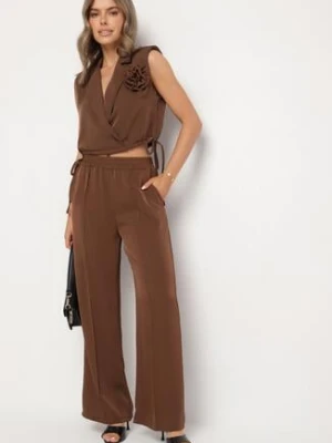 Brązowy Komplet Kopertowa Bluzka z Kwiatową Broszką i Szerokie Spodnie Reavilia allyson