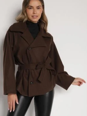 Brązowy Krótki Płaszcz z Wiskozą o Pudełkowym Kroju z Wiązanym Paskiem i Kołnierzem Tusilia