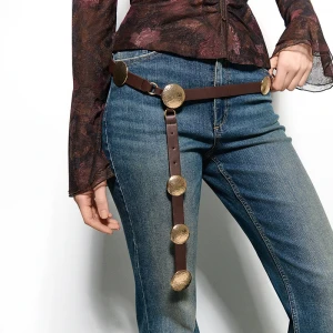 Brązowy pasek z ozdobnymi detalami w złotym kolorze House