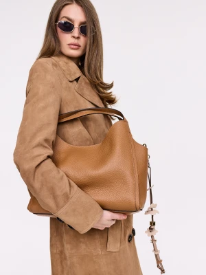 Brązowy skórzany brelok z kwiatowym motywem TARANKO