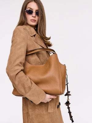 Brązowy skórzany brelok z kwiatowym motywem TARANKO