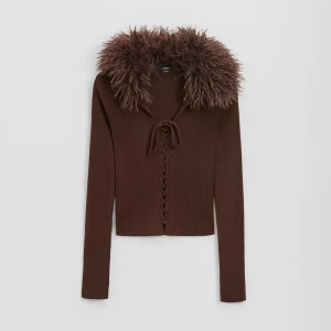 Brązowy sweter ze sztucznym futerkiem przy dekolcie House