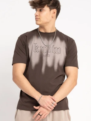 Brązowy t-shirt REGULAR z autorską grafiką z przodu Reporter