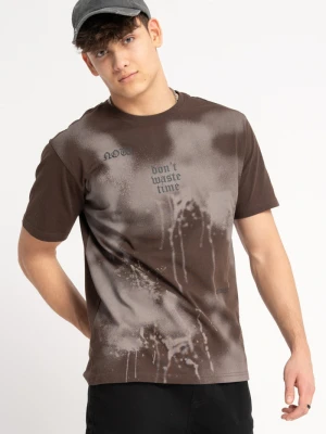 Brązowy t-shirt REGULAR z nadrukiem z na całości Reporter