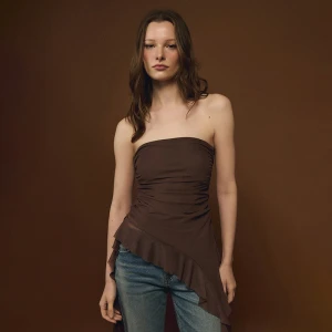 Brązowy top bandeau z asymetrycznymi falbankami House