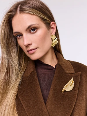 Broszka w złotym kolorze w kształcie liścia TARANKO