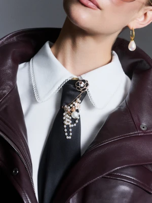 Broszka z motywem kwiatka i ozdobnymi zawieszkami TARANKO