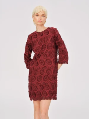 Burgundowa prosta sukienka w haftowane kwiaty TARANKO