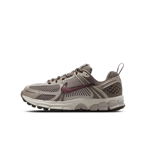 Zdjęcie produktu Buty dla dużych dzieci Nike Vomero 5 z odblaskowymi akcentami - Brązowy