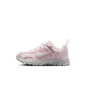 Buty dla małych dzieci z elementami o designie odbijającym światło Nike Vomero 5 - Różowy