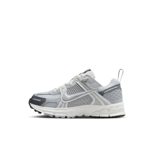 Buty dla małych dzieci z elementami o designie odbijającym światło Nike Vomero 5 - Szary