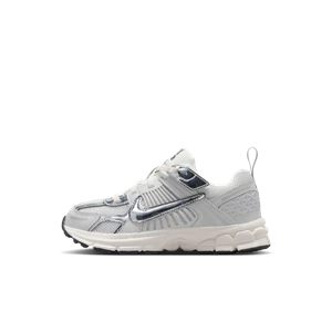 Buty dla małych dzieci z elementami o designie odbijającym światło Nike Vomero 5 - Szary