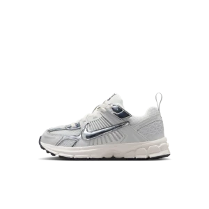 Buty dla małych dzieci z elementami o designie odbijającym światło Nike Vomero 5 - Szary
