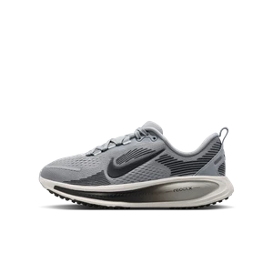 Buty do biegania po asfalcie dla dużych dzieci Nike Vomero 18 - Szary