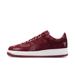 Zdjęcie produktu Buty męskie Kobe Air Force 1 Low „Lower Merion High: Away” - Czerwony Nike