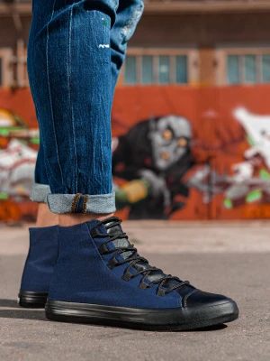 Buty męskie trampki z łączonych materiałów - granatowe V3 Ombre Clothing