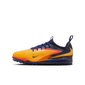 Zdjęcie produktu Buty piłkarskie na nawierzchnię typu turf dla dużych dzieci Nike Jr. Phantom 6 Low Academy „Erling Haaland” - Pomarańczowy