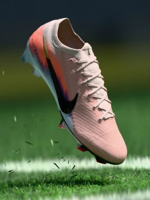 Buty piłkarskie na twardą nawierzchnię Nike czerwony