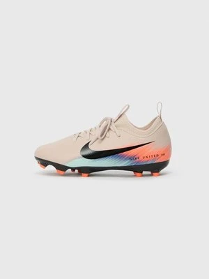 Buty piłkarskie na twardą nawierzchnię Nike czerwony