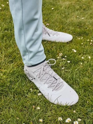 Buty piłkarskie na twardą nawierzchnię Skechers biały