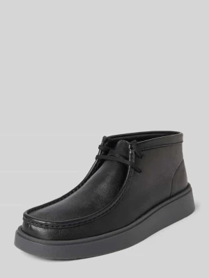 Buty sznurowane z fakturowaną podeszwą Clarks