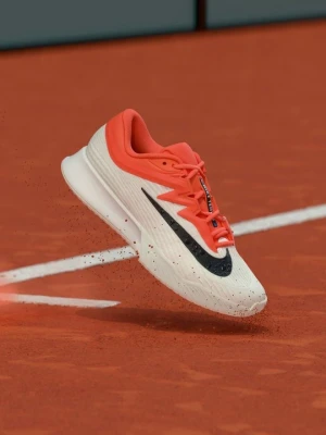 Buty tenisowe na nawierzchnię ziemną Nike mleczny
