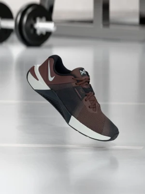 Buty treningowe Nike brązowy