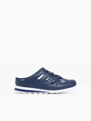 Buty wsuwane na lekkiej, profilowanej podeszwie BonPrix niebieski