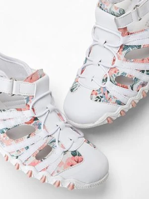 Buty wsuwane na profilowanej podeszwie bonprix