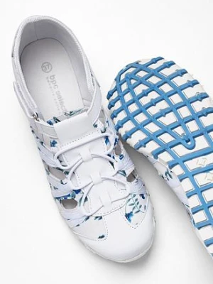 Buty wsuwane na profilowanej podeszwie bonprix