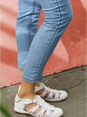 Buty wsuwane na profilowanej podeszwie bonprix