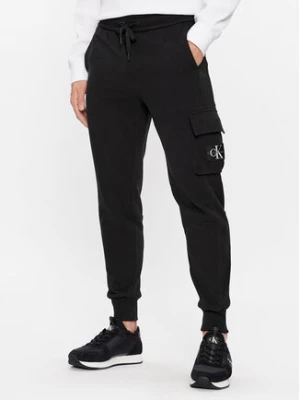 Calvin Klein Jeans Spodnie dresowe Badge J30J324683 Czarny Regular Fit