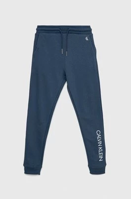 Calvin Klein Jeans spodnie dresowe bawełniane dziecięce kolor granatowy z nadrukiem