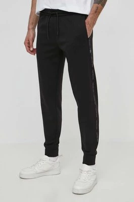 Calvin Klein Jeans spodnie dresowe kolor czarny z nadrukiem J30J325494
