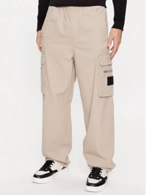 Calvin Klein Jeans Spodnie materiałowe J30J324444 Beżowy Relaxed Fit