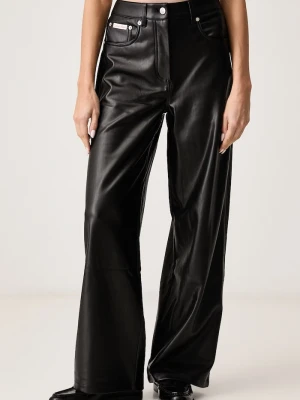 Calvin Klein Jeans spodnie wide leg damskie z imitacji skóry czarny